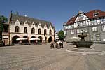 Blick auf das Goslarer Rathaus mit Marktbrunnen